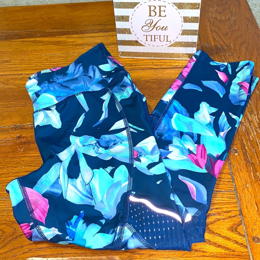AVIA Workout Capri Performance Pants Navy Floral
